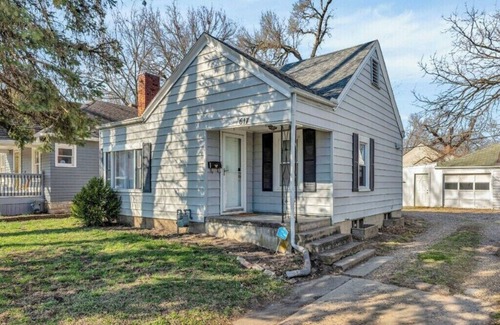 Greater Auburndale House | Cozy Comfortable Single Home Located Near Topeka's Hospitalsn