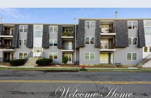 Keansburg Condo | Cozy condo at the Raritan Bay/Jersey Shore - Bus to NYC at corner