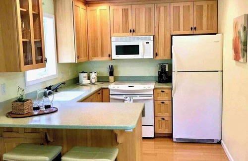 Medford Apartment | Cozy Condo in East Medford w/Pool and Hot Tub