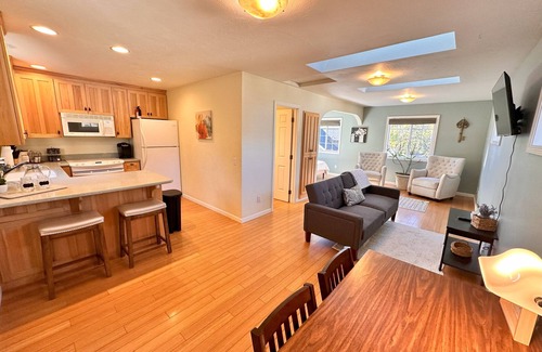 Medford Apartment | Cozy Condo in East Medford w/Pool and Hot Tub