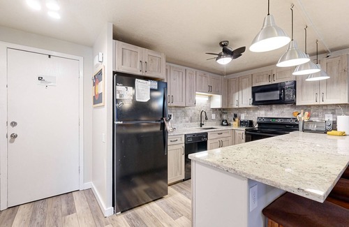 Silverthorne Condo | Cozy condo in great location - access to shared pool & game room