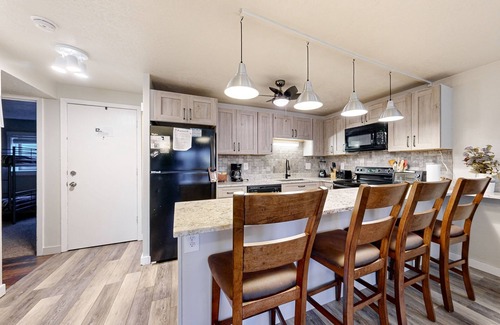 Silverthorne Condo | Cozy condo in great location - access to shared pool & game room