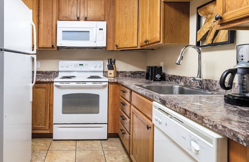 Estes Park Resort | Cozy Condo Near Rocky Mountain National Park w/Fireplace, Resort Pool & WiFi