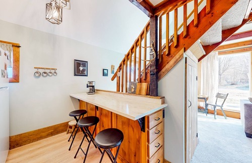 Proctorsville Condo | Cozy condo near skiing with fireplace & deck