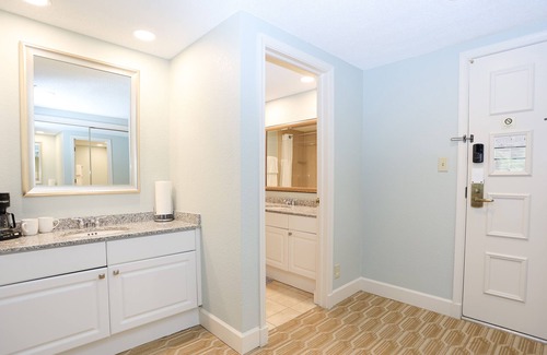 Palm Harbor Condo | Cozy Condo Steps From Valspar! Putting, Wine, TV