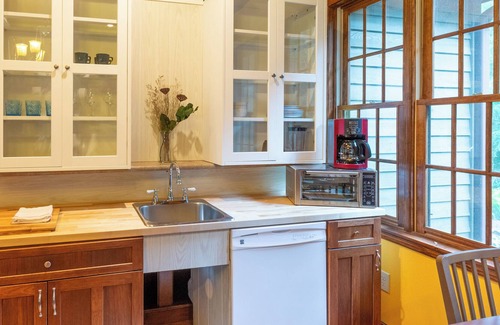 Almond Apartment | Cozy Condo with Hot Tub & Stunning Views! Close to Bryson City & Fontana Lake