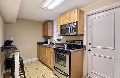 Historic Downtown Savannah Condo | Cozy Condo with Patio 1 Block to Forsyth Park