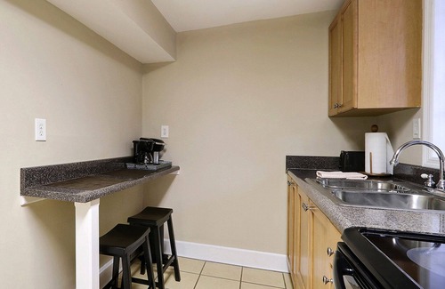 Historic Downtown Savannah Condo | Cozy Condo with Patio 1 Block to Forsyth Park
