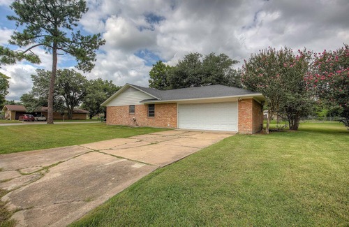 Commerce House | Cozy corner lot in Commerce, Texas.