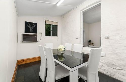 Norwood House | Cozy Cottage Retreat 3BR Holiday Home in Norwood