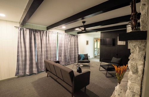 Inglefield House | Cozy Cottage, 3 mins from EVV, fenced yard