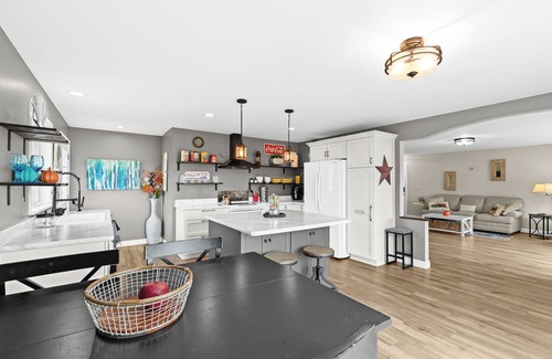 Hartland House | Cozy Cottage at Long Lake with plenty of outdoor space!