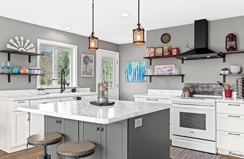 Hartland House | Cozy Cottage at Long Lake with plenty of outdoor space!