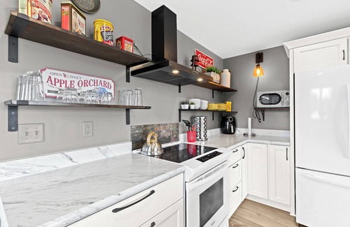 Hartland House | Cozy Cottage at Long Lake with plenty of outdoor space!