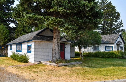 Elliston House | Cozy Cottage at The Last Chance Motel