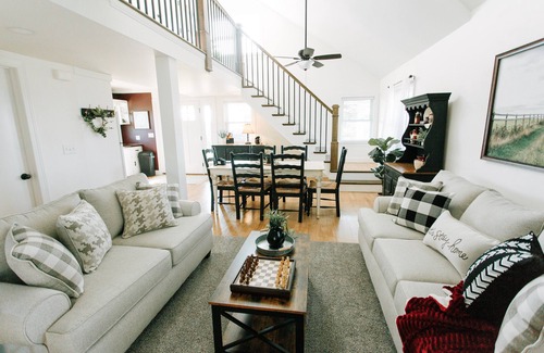 Bernville Cottage | Cozy Cottage- Beautiful Porch Views