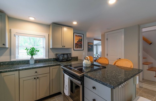 Camden Cottage | Cozy cottage -Close to Downtown Camden!