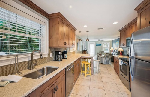 Holmes Beach Cottage | Cozy Cottage for 4 located steps from the beach. Heated Pool in private Patio.