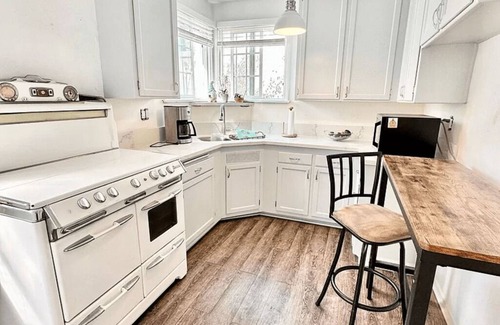 South Redondo Cottage | Cozy Cottage in Redondo Beach by the Riviera Village shops and restaurants.