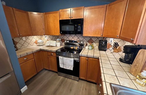 Airport Township House | Cozy Cottage in the City