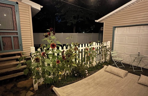 Airport Township House | Cozy Cottage in the City