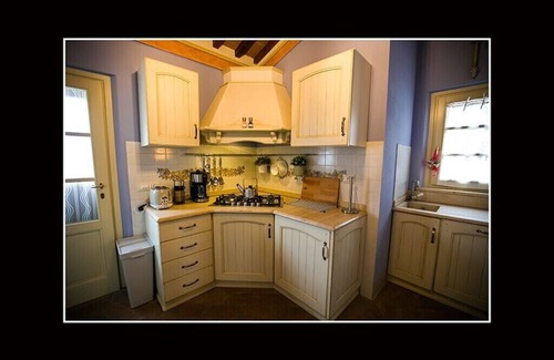 Chianni Cottage | Cozy cottage in Tuscan hill village with free parking and AC