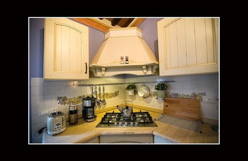 Chianni Cottage | Cozy cottage in Tuscan hill village with free parking and AC