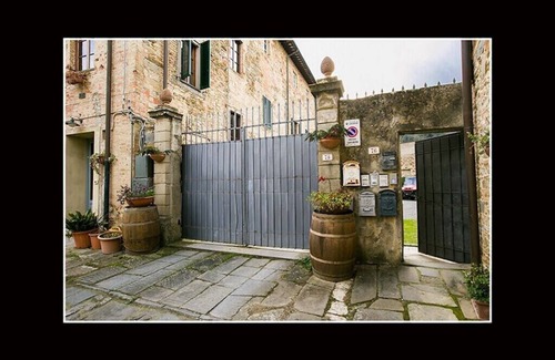 Chianni Cottage | Cozy cottage in Tuscan hill village with free parking and AC