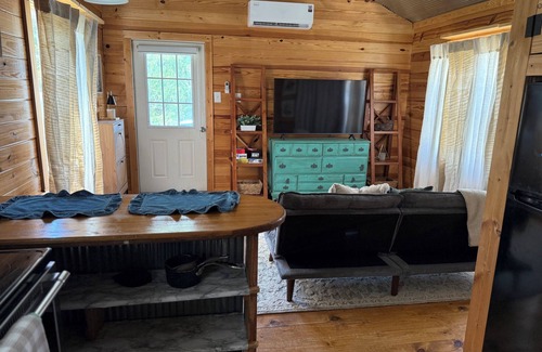 Oxford Cottage | Cozy cottage located 5 miles from the Jackson red light towards Batesville.