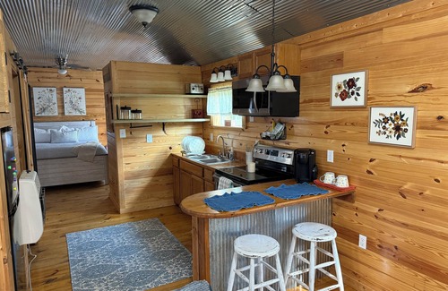 Oxford Cottage | Cozy cottage located 5 miles from the Jackson red light towards Batesville.