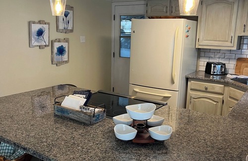 Bonham House | Cozy cottage, located in Bonham, close to attractions including 2 nearby lakes.