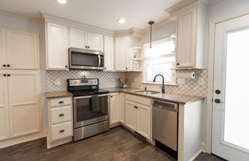 Lynchburg House | Cozy Cottage Minutes to LU and TWO FULL baths