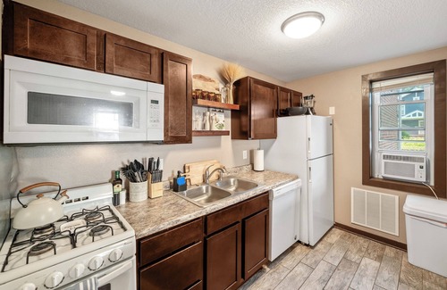 Des Moines Cottage | Cozy Cottage Near Downtown Walkable to Dining and Boutique Shopping