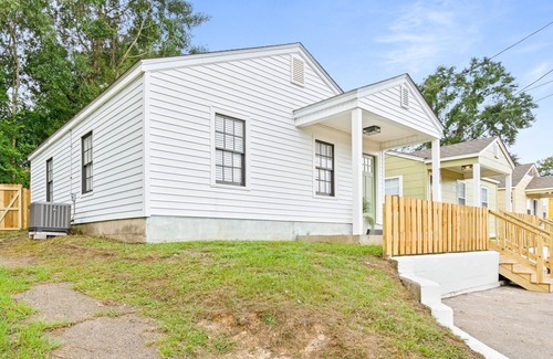 Laurel Cottage | Cozy Cottage near Downtown Laurel!