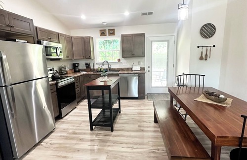 Dry Ridge House | COZY COTTAGE - Near The Ark! A beautiful, cozy and comfy home you will love!