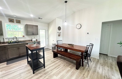 Dry Ridge House | COZY COTTAGE - Near The Ark! A beautiful, cozy and comfy home you will love!