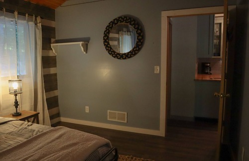 Fort Ann Cottage | Cozy cottage on Hadlock Lake with 85 feet of land dock!