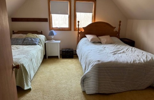 Crown Point House | Cozy cottage on Lake Champlain. 5 mins from Historic Site and Champlain Bridge.