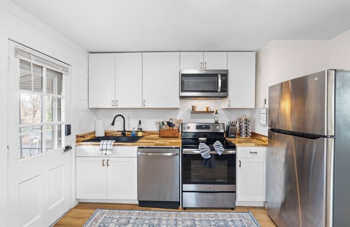 Lynchburg House | Cozy Cottage on Perrymont 2-bed house quick access to the universities & Mall