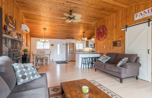 Trent Lakes Cottage | Cozy cottage retreat near beautiful Bobcaygeon on Big Bald Lake!