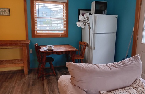 Avon Cottage | Cozy cottage summer rental one block to beach in Bay Head