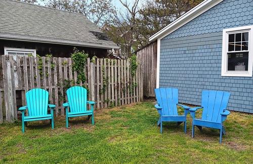Avon Cottage | Cozy cottage summer rental one block to beach in Bay Head