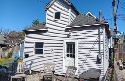 Avon Cottage | Cozy cottage summer rental one block to beach in Bay Head