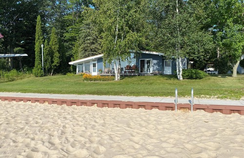 Au Gres Cottage | Cozy Cottage with private beach front on Lake Huron- short drive to Tawas City!