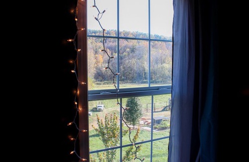 Old Fort House | Cozy Country 3/2 w/shared outdoor fire-pit, playground & water access (Pets OK!)