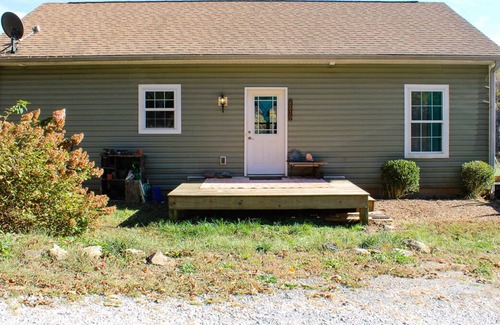 Old Fort House | Cozy Country 3/2 w/shared outdoor fire-pit, playground & water access (Pets OK!)