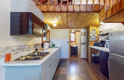 Granby Cottage | Cozy country cottage with loft, charming fireplace & scenic views