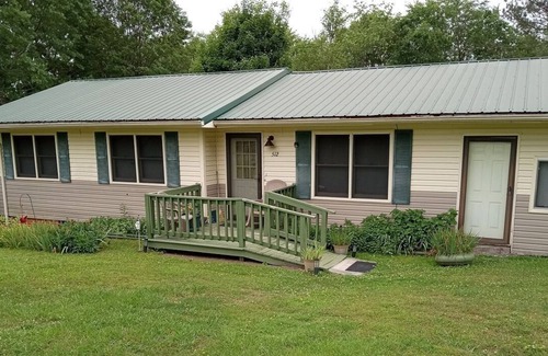 Bridgeport House | Cozy, country scenery along the Tennessee River. Seated between trees and nature