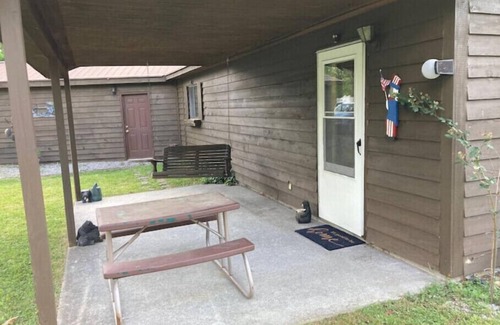 Pipestem Cabin | Cozy Creek Cabin: 1-Bedroom Cabin next to Pipestem Resort
