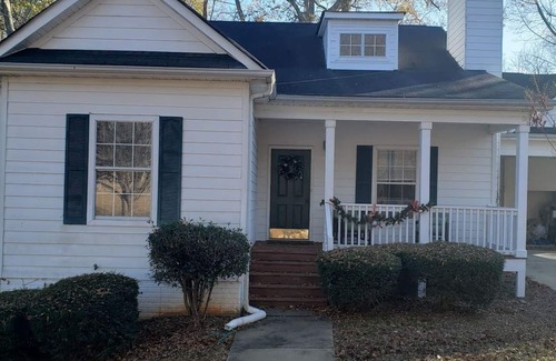 Newnan House | Cozy Creekside House